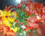 Foto del paso 2 de la receta: Salsa criolla colorida