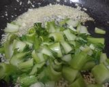 Gambar langkah 2 resipi Pak Choy Goreng.