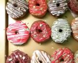 صورة لخطوة 11 من وصفة دوناتس بطعم الشوكولا وزبدة الفستق والجليز 🍩