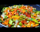 A picture of step 3 of Mixed vegetable vermicelli upma.