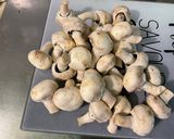 Une image de l'étape 1 de Duo de champignons sautés ail rose et coriandre.