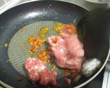 รูปขั้นตอนการทำที่ 2 ของ กะเพราหมูสับกุ้งใส่พริกหยวก