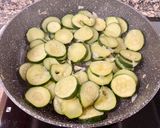 Foto del paso 5 de la receta: Pastel salado de hojaldre con calabacín, requesón y salami