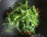 Foto langkah ke 4 dari resep Tumis kangkung ebi kering.