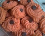 Foto langkah ke 7 dari resep Kue Semprit Susu Pink (takaran sendok).