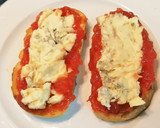 Foto del paso 2 de la receta: Tostas de Gorgonzola con Mermelada de Tomate