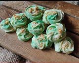 Foto langkah ke 9 dari resep Kue Semprit Sagu Pandan.