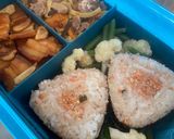 Hình bước làm 2 của món Bento box 16: cơm nắm furikake, mì xào nấm, thịt nướng