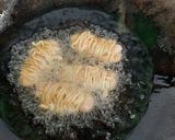 Foto langkah ke 4 dari resep Mie Gulung Sosis.