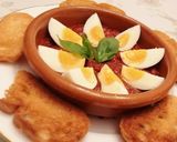 Foto del paso 9 de la receta: Huevos duros  con sofrito de tomate y pan frito