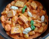 Foto del paso 7 de la receta: Gnocchi con salmón en salsa de tomate y queso crema al eneldo