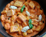 Foto del paso 7 de la receta: Gnocchi con salmón en salsa de tomate y queso crema al eneldo