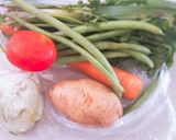 Foto langkah ke 1 dari resep Sayur sop baso simple.