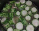Gambar langkah 3 resipi Petola tumis bersama cendawan.