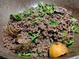 กะเพราเนื้อไข่เยี่ยวม้า