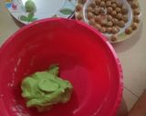 Foto langkah ke 2 dari resep Mochi pandan isi kacang mete.