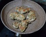 Foto langkah ke 5 dari resep Cilantro Lime Chicken (Ayam Panggang Daun Ketumbar) pakai teflon.