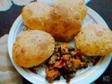आलू की सुखी भाजी और पूरी