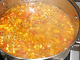 Sopa de lentejas vegana a la jardinera