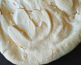 Foto del paso 4 de la receta: "Torta merengada" con dulce de leche (merengue francés)
