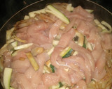 Foto del paso 2 de la receta: Pollo y calabacín al curry