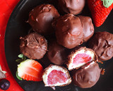 Foto del paso 6 de la receta: Bombones de leche condensada saludable y fresas
