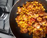 Foto langkah ke 3 dari resep Tumis udang jagung.
