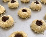 Foto langkah ke 4 dari resep Nutella Cheese Thumbprint Cookies.