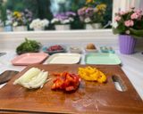 Hình bước làm 1 của món 📣 Thịt bò xào húng quế kiểu Thái 🥩🫑🧅🌿