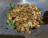 Foto langkah ke 5 dari resep Tumis Udang Cabe Hijau.