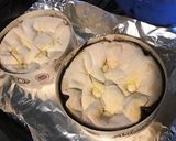 Une image de l'étape 3 de Boites chaudes à l'ail et au vin blanc (pommes grenailles, saucisses de morteau et diots du Jura).
