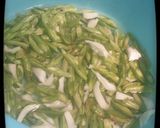 Foto langkah ke 2 dari resep Sayur tumis sosis.
