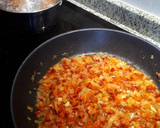 Foto del paso 3 de la receta: Empanada de atún, cebolla, pimiento y huevo