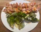 Foto del paso 3 de la receta: Brochetes de langostinos y panceta ahumada con repollitos de brusellas gratinados con parmesano
