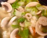 Hình bước làm 2 của món 🌱 Canh Nấm Mỡ Cà Rốt & Lá Súp Lơ Trắng