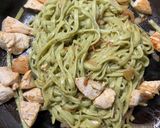 Foto del paso 2 de la receta: Pasta con salsa de pollo, pesto y cebolla