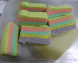 Foto langkah ke 7 dari resep Kue pelangi kukus.