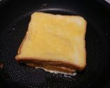 Foto langkah ke 3 dari resep Roti goreng telur.