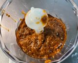 Une image de l'étape 2 de Marinade à la tomate, moutarde, ail et persil.
