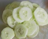 Foto del paso 2 de la receta: Ensalada de tomate y pepino