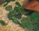 Foto langkah ke 5 dari resep Mie Kuah Sayur Daun Katuk (Mie instan).