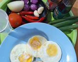 Foto langkah ke 1 dari resep Telur Ceplok Kuah Kecap Bombay.