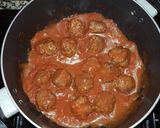 Une image de l'étape 3 de Boulettes de bœuf haché à la sauce et pâtes.