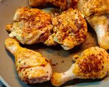Babos kolbászos csirkecombok Jamie Oliver módra recept fázis 4 fotója
