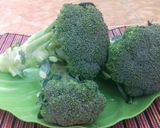 Foto langkah ke 1 dari resep Tumis brokoli sosis.