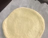 A picture of step 2 of Tuna & Tomato Pizza.