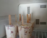 Foto del paso 5 de la receta: Frutiletas 🍭 🍑🥭🍌🍓🍏🍍 🥛🥛🥛
