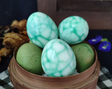 Foto langkah ke 5 dari resep Telur Pindang Marble Bunga Telang.