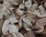 Foto del paso 2 de la receta: Arroz con azafrán y champiñones 🍚🏵️🍄