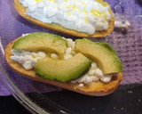 Foto del paso 4 de la receta: Tostas con queso cottage, tomatitos cherry, guacamole y más